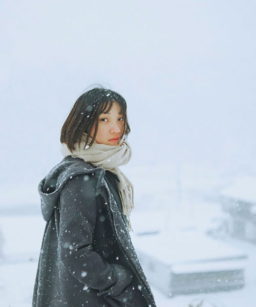 北海道の雪の中佇む高校生女子